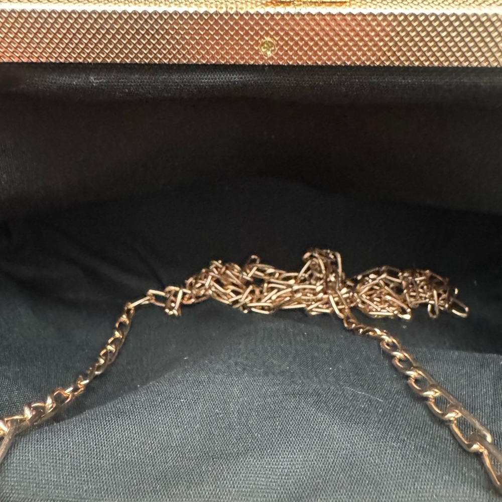 Elegant Gold-Accented Cream Floral Jacquard Kisslock Bag - Picture 3 of 4